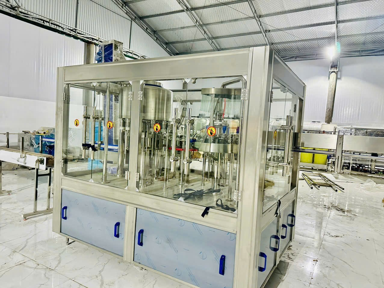 Băng chuyền chiết rót và đóng nắp chai tự động