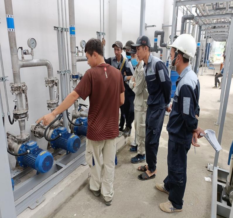 Lắp ráp hệ thống skid lọc nước tinh khiết đóng bình